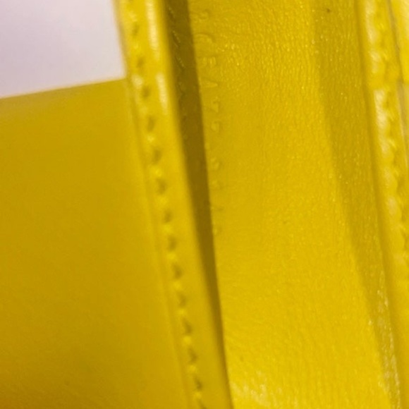 New Gucci wallet has a distressed look - Picture 5 of 11